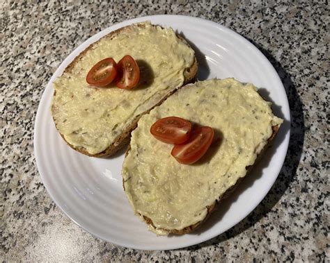 Slika umešanega tofuja na toastu