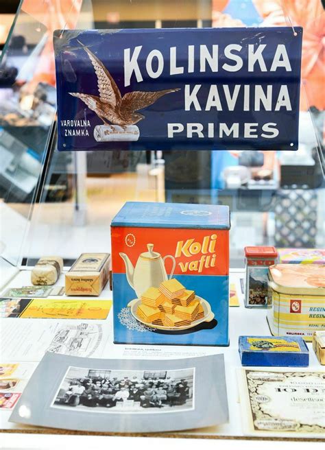Kolekcija pakiranj različnih blagovnih znamk rožne vode za kulinarično uporabo