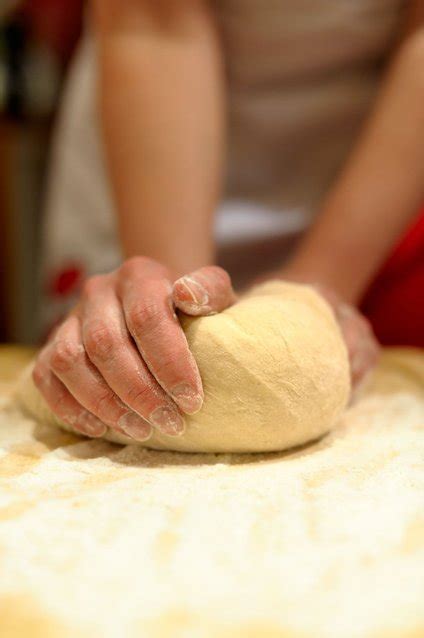 Fotografija: gnetenje testa za pico na leseni deski
