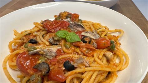 Fotografija: picete s sardelami in olivami