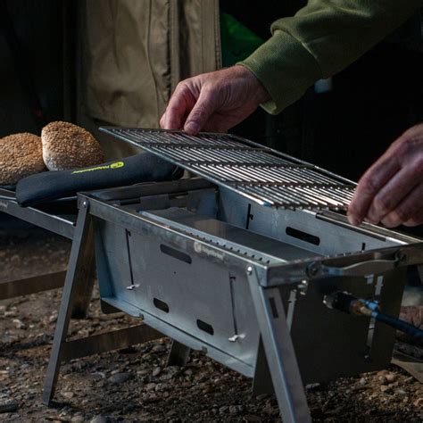 fotografija Ridge Monkey Grilla BBQ Firepit Edition, ki prikazuje žar rešetko in stransko mizico