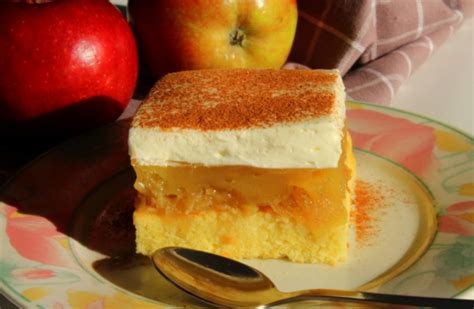 fotografija rezine jabolčne torte z maskarponejem na krožniku