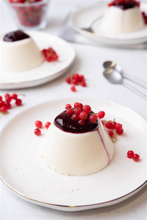 Fotografija elegantne Panna Cotte, prelite s sadnim prelivom