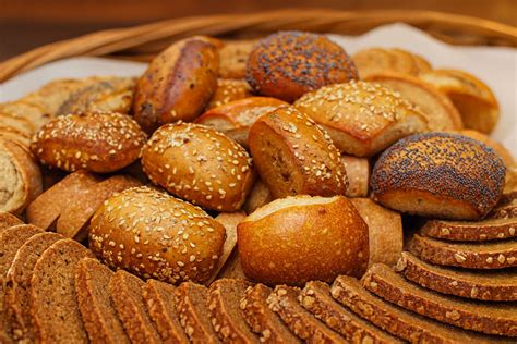 Prikaz različnih vrst makovega peciva, od narezanih rezin do zavitkov, postreženih na krožniku.