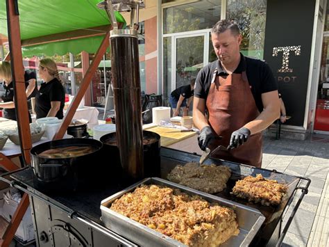 Fotografija tradicionalne prekmurske gibanice na lesenem pladnju