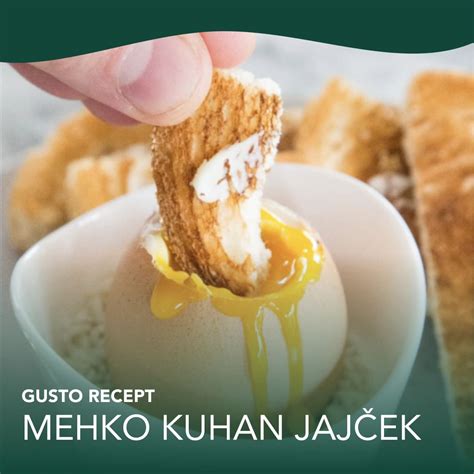 Multivark z jagodičjem in vodo znotraj pred začetkom kuhanja