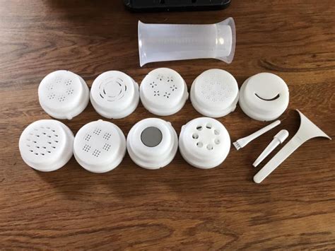 Različni nastavki za stroj za testenine, ki omogočajo pripravo različnih vrst testenin, kot so špageti, fettuccine in rezanci za juho.