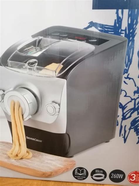 Proces valjanja testa za testenine skozi stroj, ki postopoma zmanjšuje debelino testa.