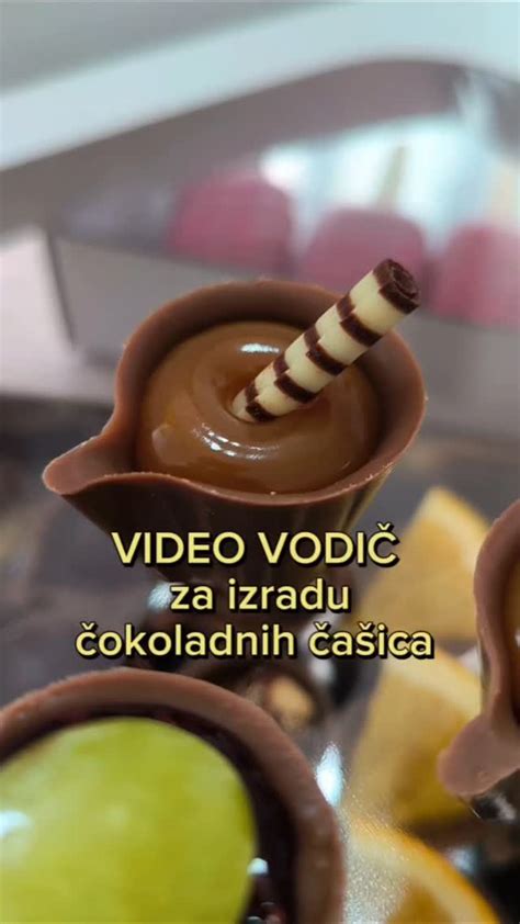 Prikaz različnih vrst čokoladnih prelivov na ohlajenih tortah
