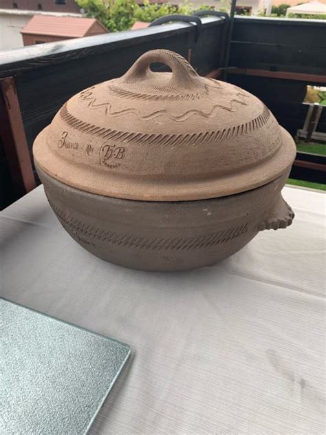 Pekač (sač) s kruhom, pokrit z žerjavico na kurišču