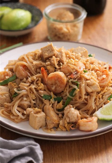 fotografija vseh sestavin za Pad Thai na mizi