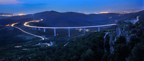 Spektakularen pogled na viadukt Črni Kal s terase okrepčevalnice