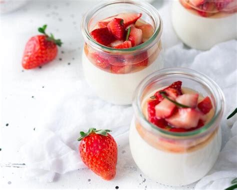 Fotografija elegantno postrežene panna cotte v kozarcu in na krožniku.