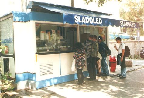 Slika prvega rdečega kioska slaščičarne Lastovka na Smetanovi ulici iz leta 1980