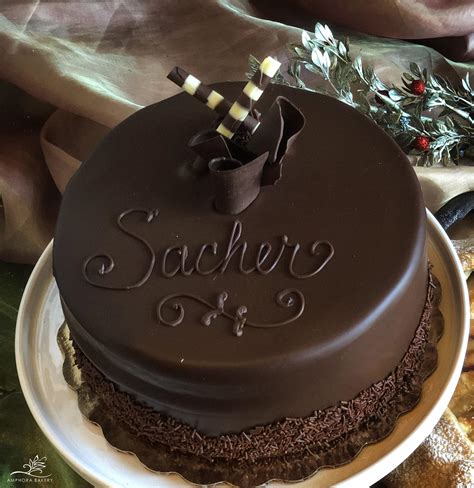Fotografija domače Sacher Torte s stepeno smetano