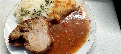 Svinjska pečenka z omako in pire krompir