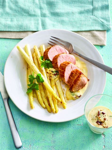 Svinjska ribica s holandsko omako in šparglji