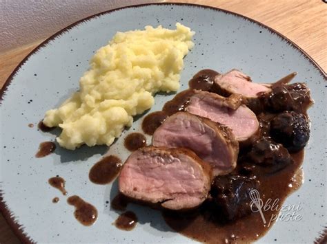 Svinjska ribica s slivovo omako in pire krompirjem