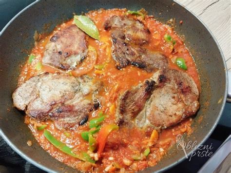 Dušena vratovina v omaki s papriko in priloga