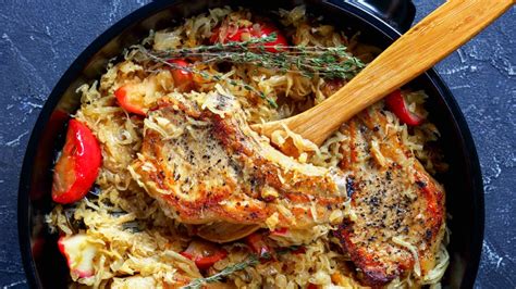 Svinjski kotleti s kislim zeljem in jablani v ponvi