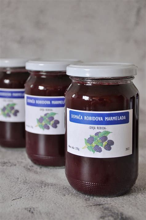 Fotografija različnih kozarcev z domačo marmelado