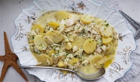Apetiten krožnik bakalara na belo, postreženega s popečenim kruhom in peteršiljem