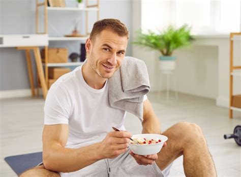 fotografija športnika, ki je toast pred vadbo