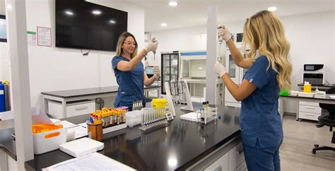 Tematsko fotografijo modernega laboratorija, opremljenega z napredno opremo