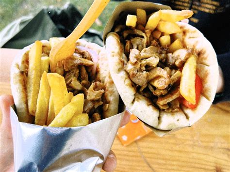 prijazen nasmejan prodajalec za pultom v kebab okrepčevalnici
