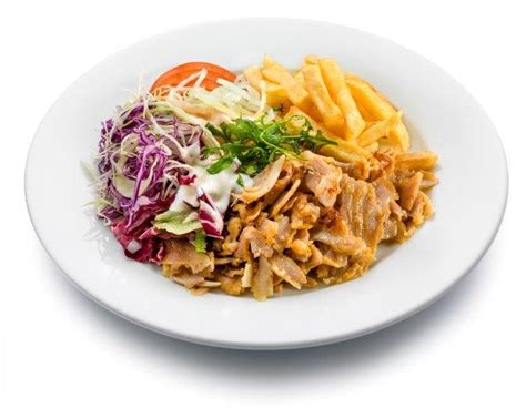 kebab krožnik z obilico mesa, sveže zelenjave in pomfritom