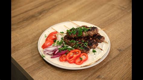 detajl steak kebaba s sočnim mesom in svežimi sestavinami