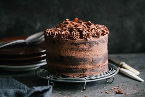 Čokoladna torta s kremnim nadevom, primerna za praznovanja