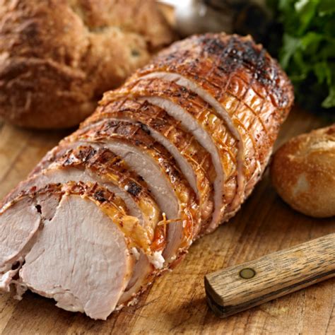 Tematska fotografija: razkošna puranja pečenka na servirnem pladnju