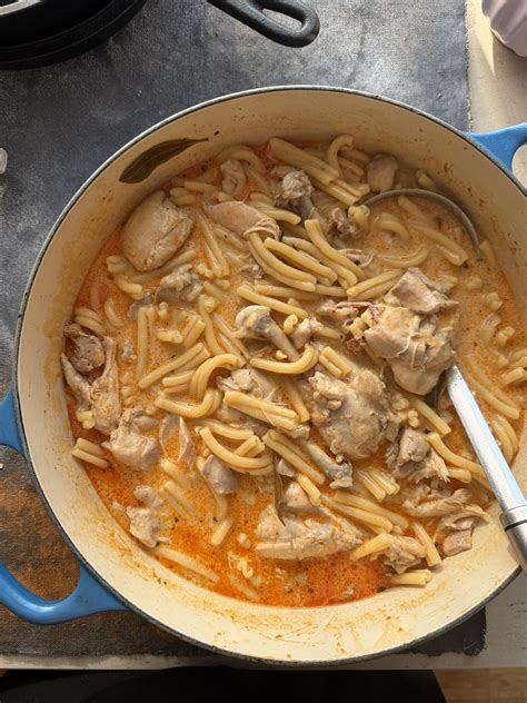 Ilustracija sveže pripravljenih kruhovih cmokov v skledi