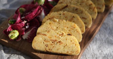 Skleda z narezanimi kockami starega kruha