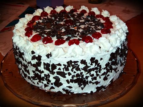 Fotografija domače torte s sadjem in smetano