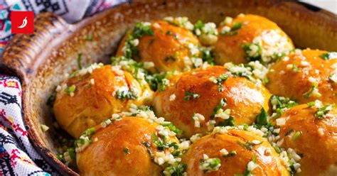 Ilustracija praznično okrašenega peciva s pisanim posipom.