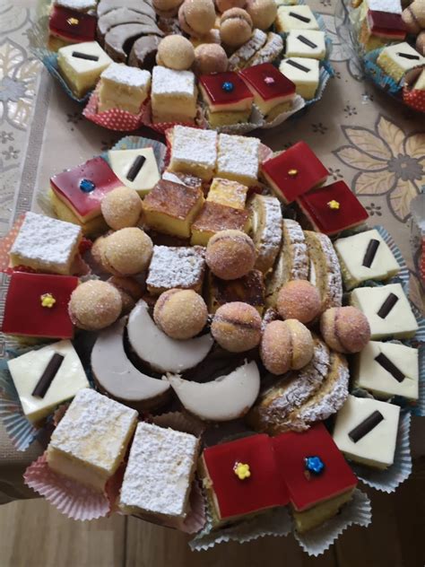 Nabor različnih vrst drobnega peciva, primernih za praznično mizo.