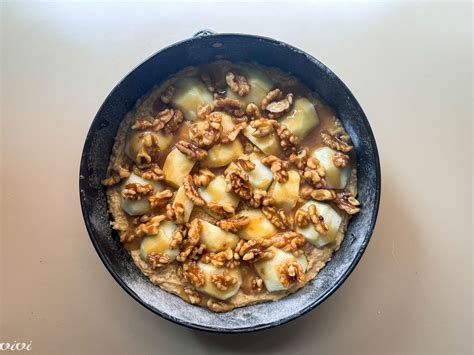 Priprava snežnih kep z orehi, ko so še na pekaču pred peko.