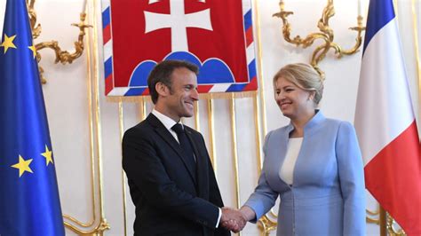 Fotografijo Emmanuela Macrona med delom v državni upravi ali v banki Rothschild & Co.