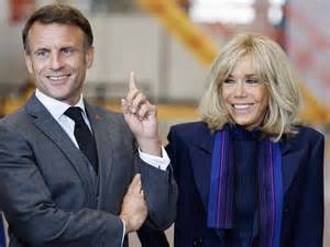 Foto: Emmanuel Macron z Angelko Merkel in drugimi evropskimi voditelji