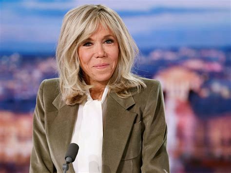 Fotografijo Emmanuela in Brigitte Macron