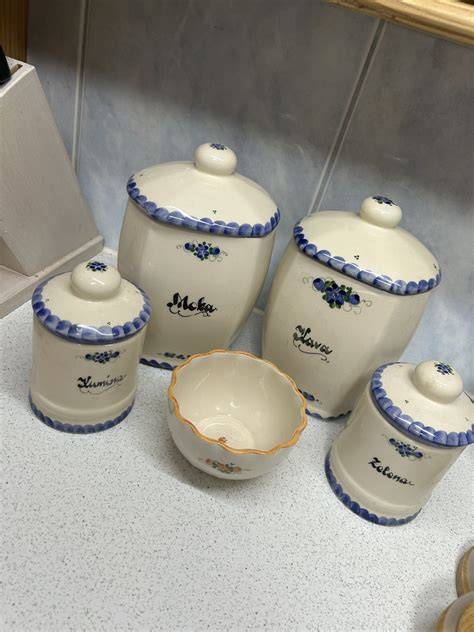 primeri belega porcelana in keramične posode z glazuro ter podglazurno dekoracijo