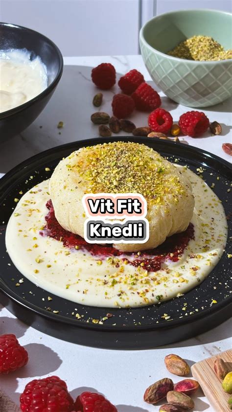Ilustracija postopka priprave biskvitnih mafinov z dodatkom višenj.