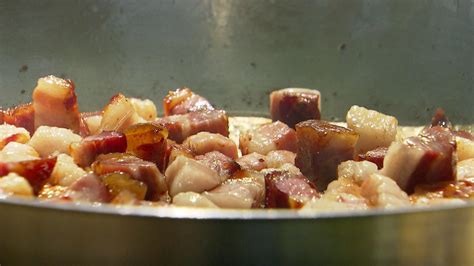 Slika taljenja gorgonzole v ponvi s smetano in slanino