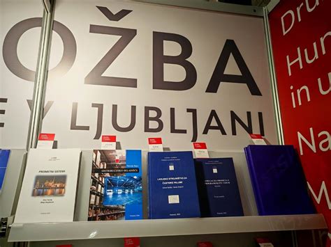 Arhivska fotografija utripa na Slovenskem knjižnem sejmu z obiskovalci in razstavnimi prostori založb