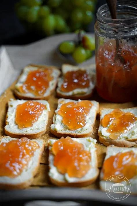 Fotografija, ki prikazuje želirni preizkus marmelade na hladnem krožniku