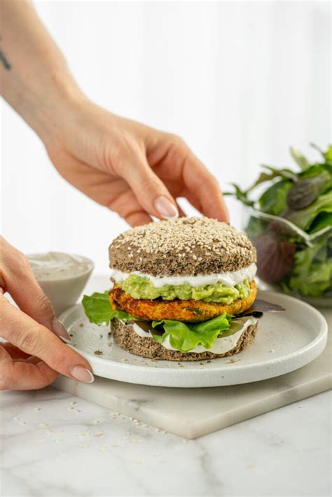 Fotografija gourmet burgerja z ročno izdelano bombetko in svežimi sestavinami