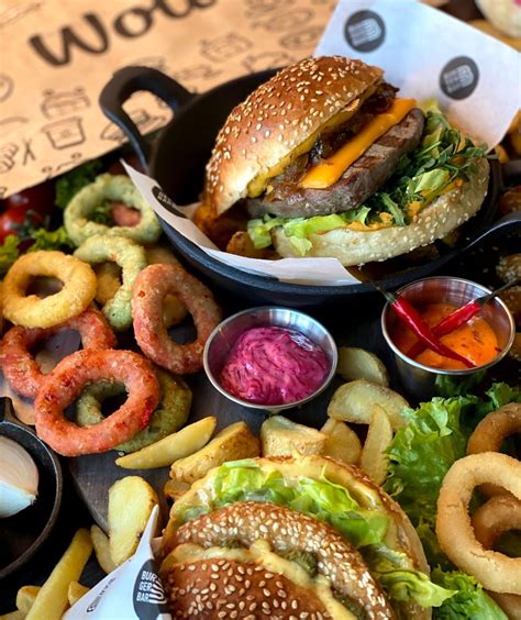 Notranjost Pop's Burger Bara z modernim dekorjem in udobnimi sedeži