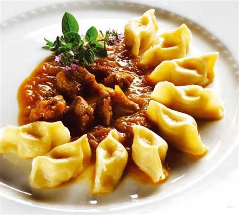 Idrijski žlikrofi s tradicionalnim posipom